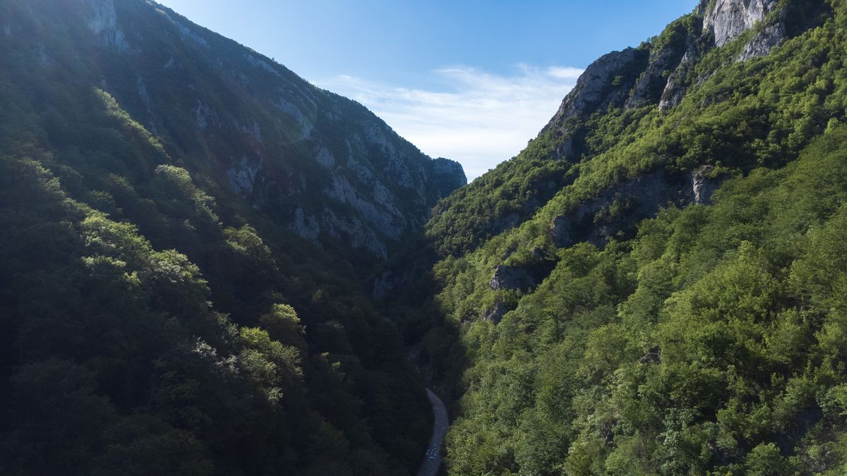 Kanjon Resave kod Lisina iz vazduha — krečnjačke litice i bukova šuma nad putem